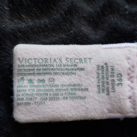 Victoria's Secret Valentine's Day Bra - Picture 6 of 9